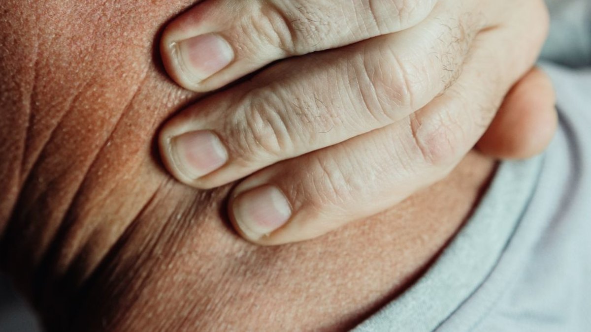 어떤 경우에 비수술 주사치료가 적합하다고 판단하나요? — 근막이나 힘줄 주변 통증, 관절 주변 염증성 통증처럼 구조적 파열보다 염증·과사용이 중심인 상태에서는 비수술 주사치료가 우선 검… · 사진: A detailed close-up of a person's hand touching their neck, suggesti…