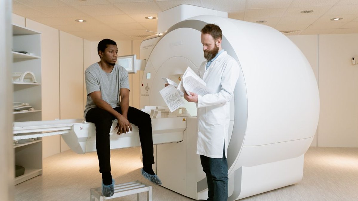검사 결과에 따라 다음 단계는 어떻게 정해지나요? — MRI·CT 등 다른 검사가 추가되는 경우 초음파로 충분히 평가되지 않거나 수술적 치료를 고려해야 하는 소견이 있다면 MRI나… · 사진: A doctor discusses MRI scan results with a patient in a modern hospital…