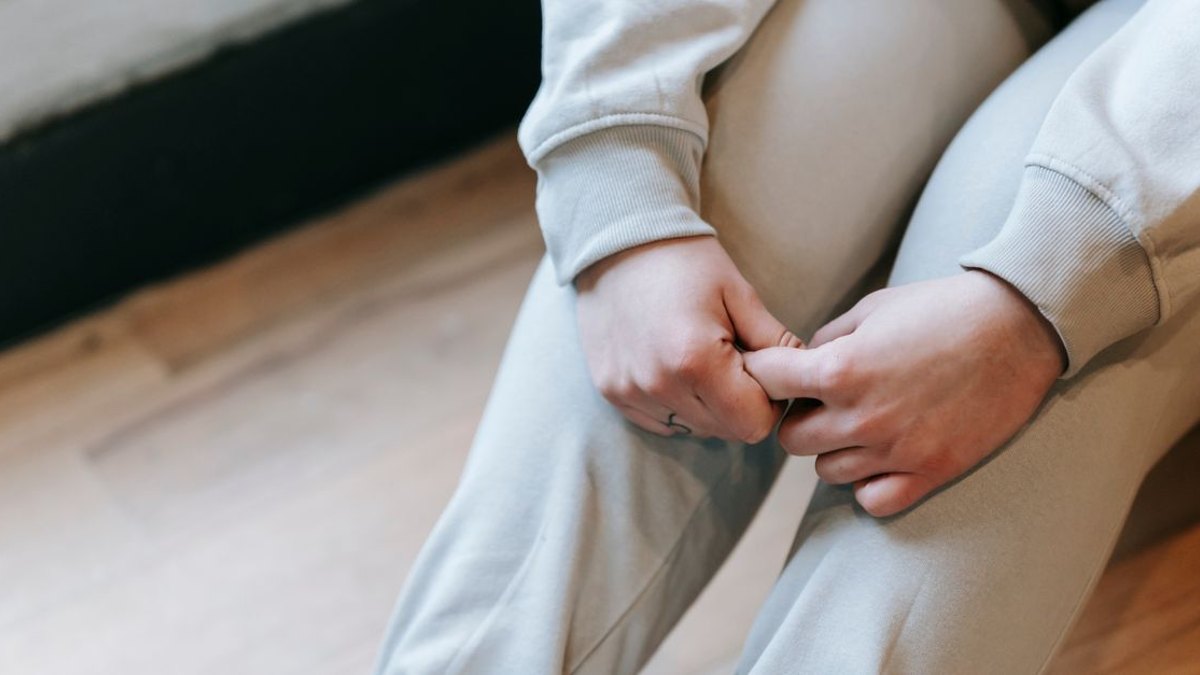 두 증상이 같은 시기에 함께 심해지는 패턴은 무엇을 뜻할까? — 사례 · 검사마다 정상이 나왔던 경우 아래 사례는 이해를 돕기 위해 구성한 가상의 사례이며, 특정 환자의 실제 기록이 아닙니다.… · 사진: From above crop anonymous plus sized female in comfy clothes sit…