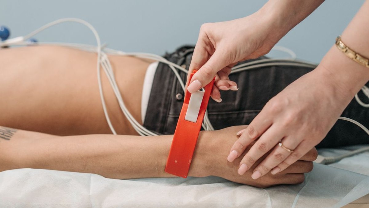 심박변이도 검사는 무엇을 알려주고, 무엇을 알려주지 못하나요? — 심박변이도가 보여주는 것 심박변이도 검사는 교감신경과 부교감신경의 균형 상태와 각각의 활성도를 비율로 보여줍니다. 안정 상태의… · 사진: Close-up of a medical check-up using electrodes and an arm band…